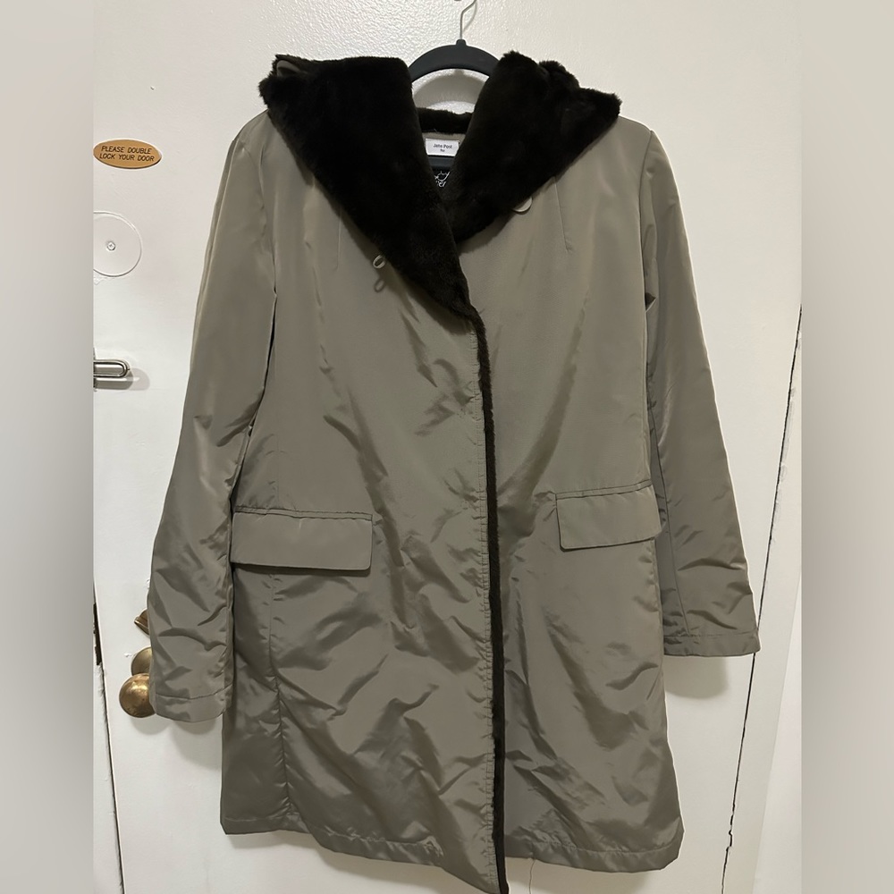 Jane Post coat with faux-fur (acrylic/polyester) lining. Oversized hood - large